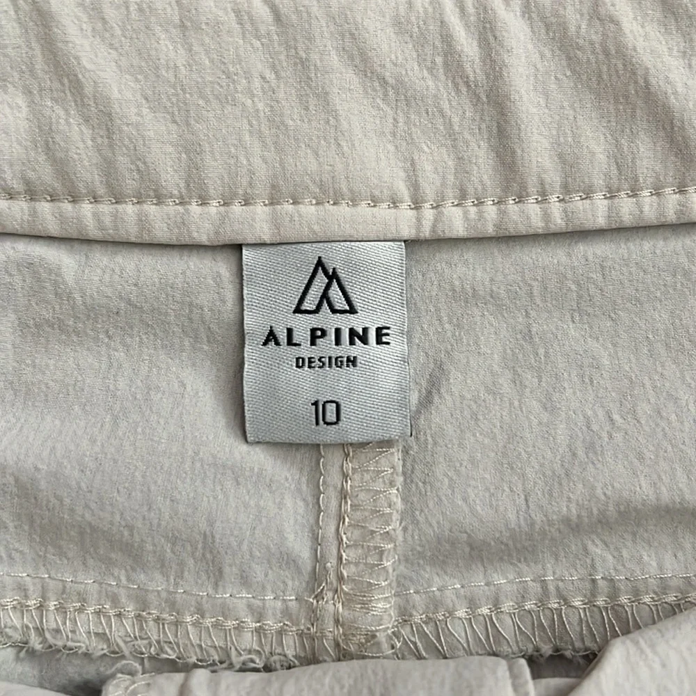 Women's Alpine Design Latitude Tech Shorts Cream Beige Cargo Shorts Size 10 - Picture 5 of 8